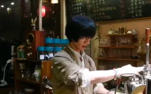 Video herunterladen: 全网差评最多的咖啡店！店长用百年古董煮咖啡，不顺眼就赶客