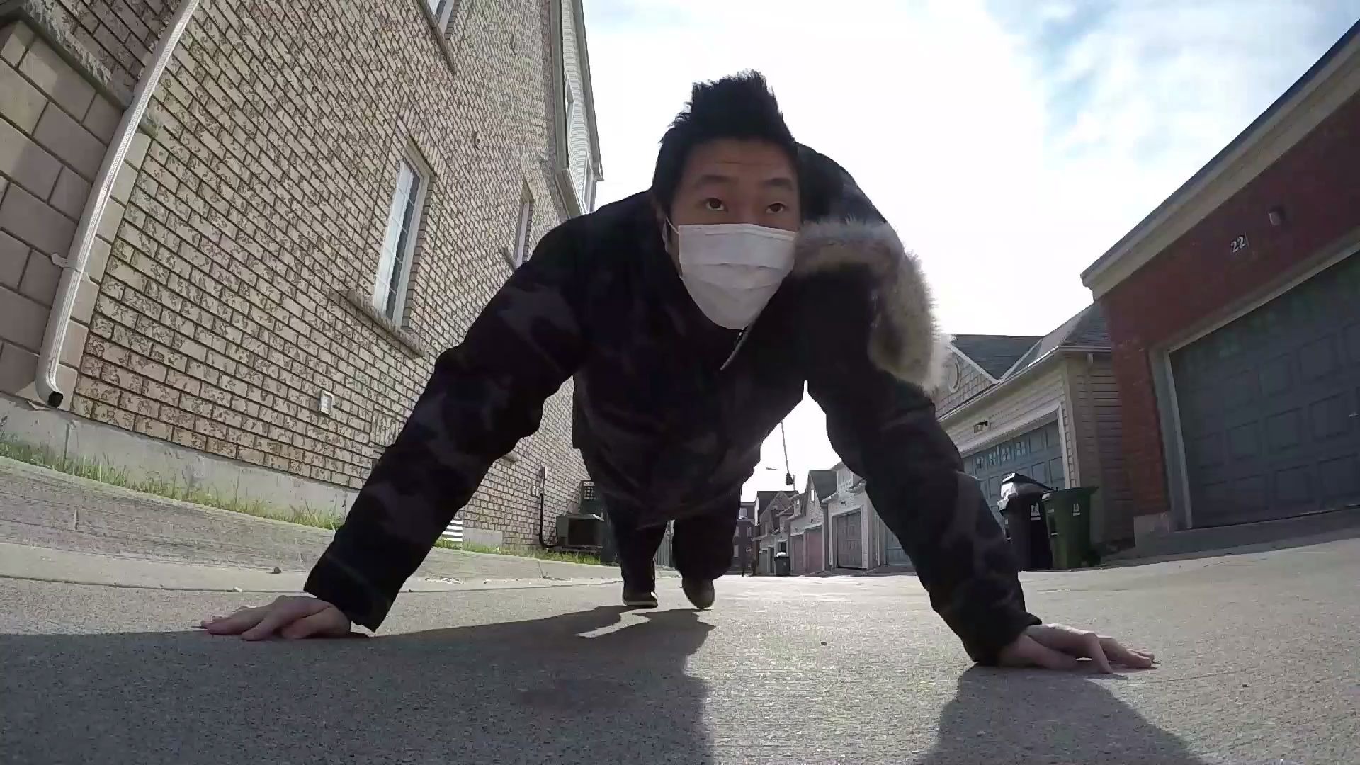 海外疫情愈发严重,留学小伙实在缺乏运动,挑战街头做俯卧撑!