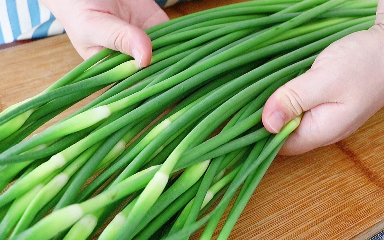 3种腌蒜苔老方法,农村老一辈用了几十年的方法,保存半年不坏