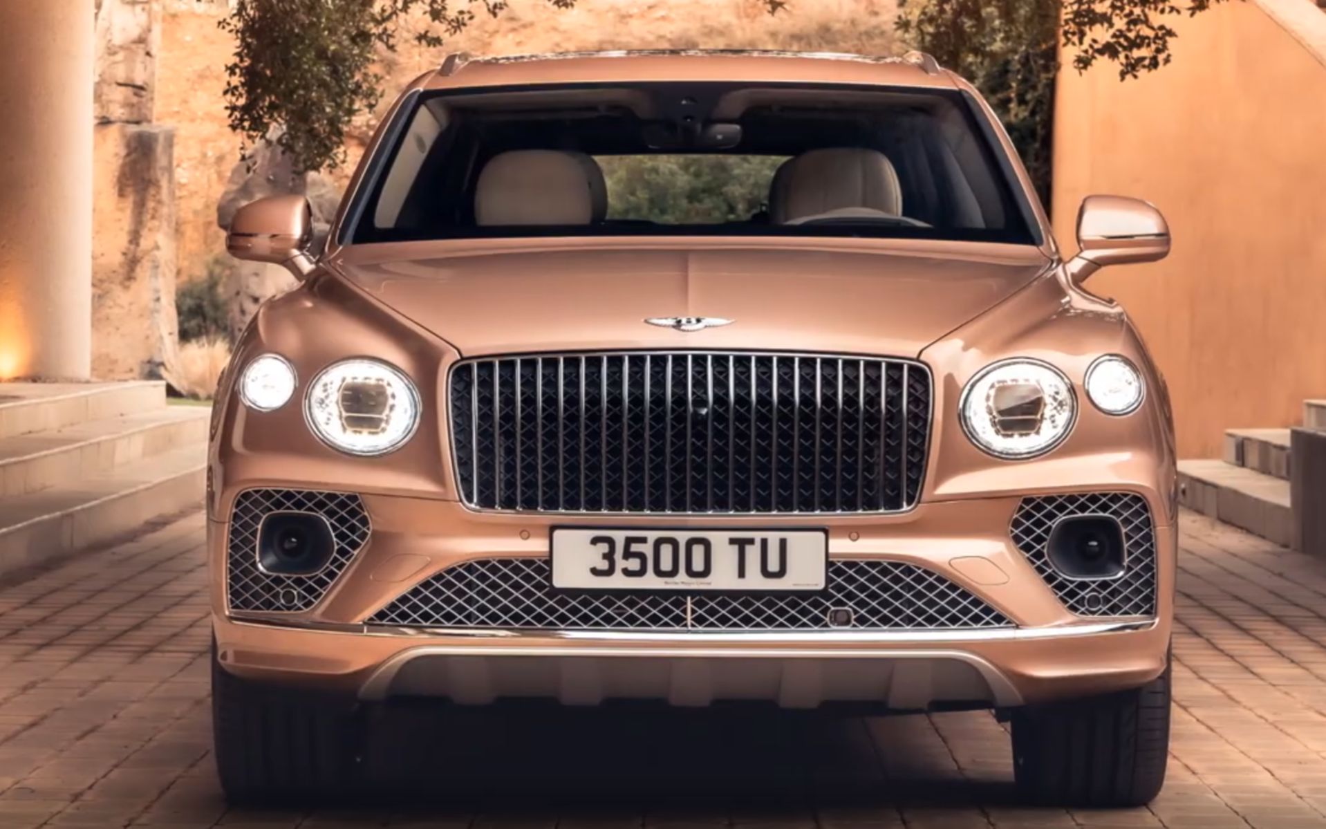 宾利产suv了,内饰像个豪华客厅,后排空间太舒适