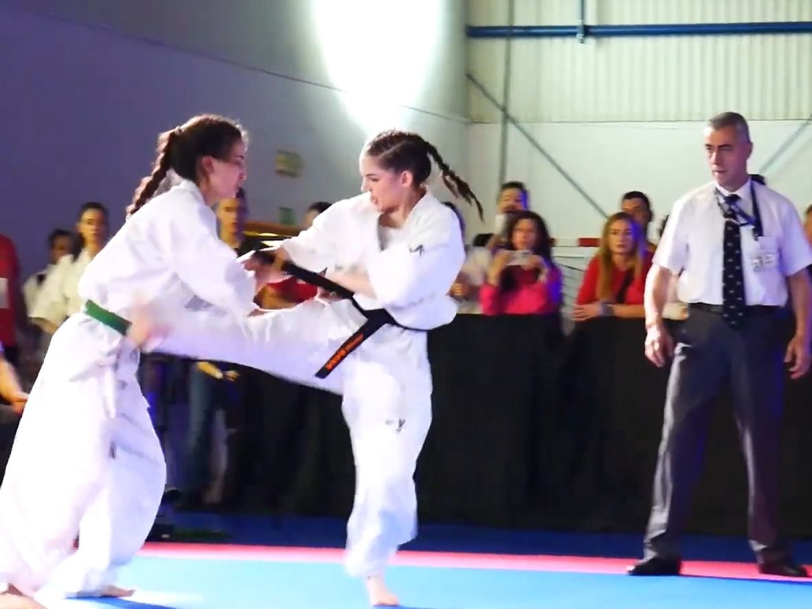 格斗女演员sonya在真实的比赛中 被小钢炮选手打败了