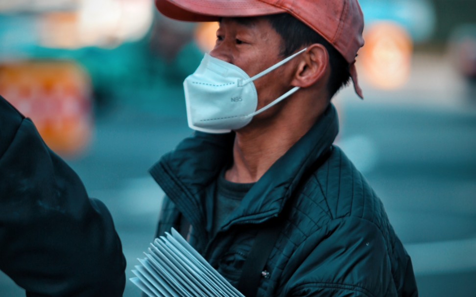 青岛报纸哥卖报十年累计帮扶失学儿童数十名!哔哩哔哩bilibili