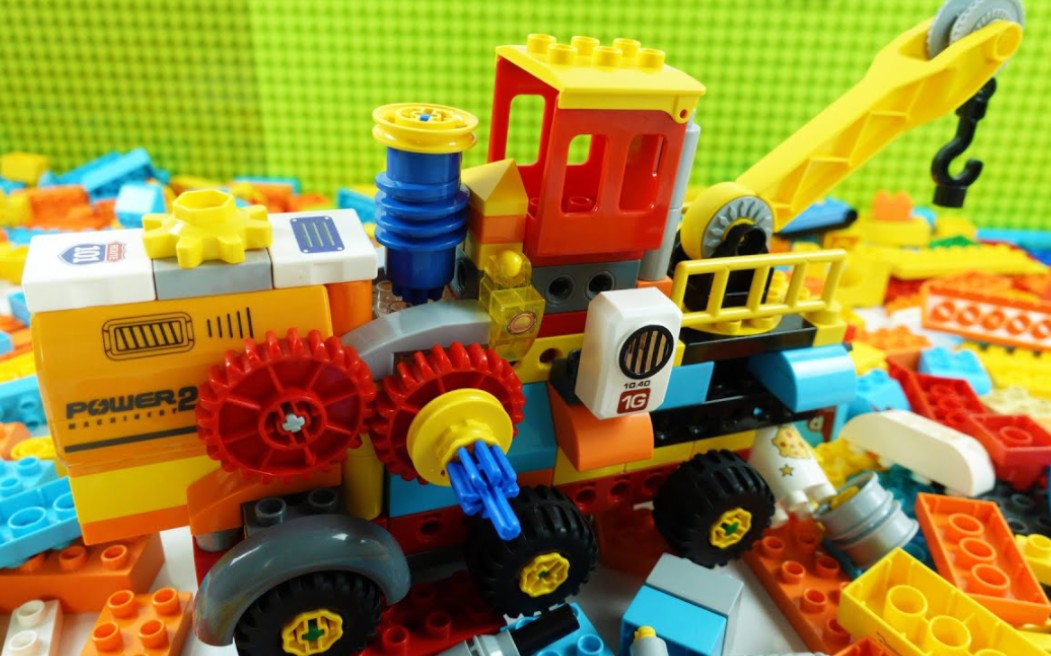 儿童喜欢的益智乐高电动积木搭建工程车造型的玩具积木