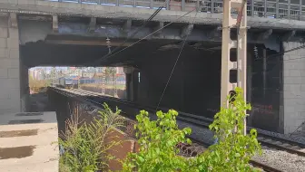 K2388（长邕神车）交汇HXD3B牵引混编货列通过长春市宽平桥