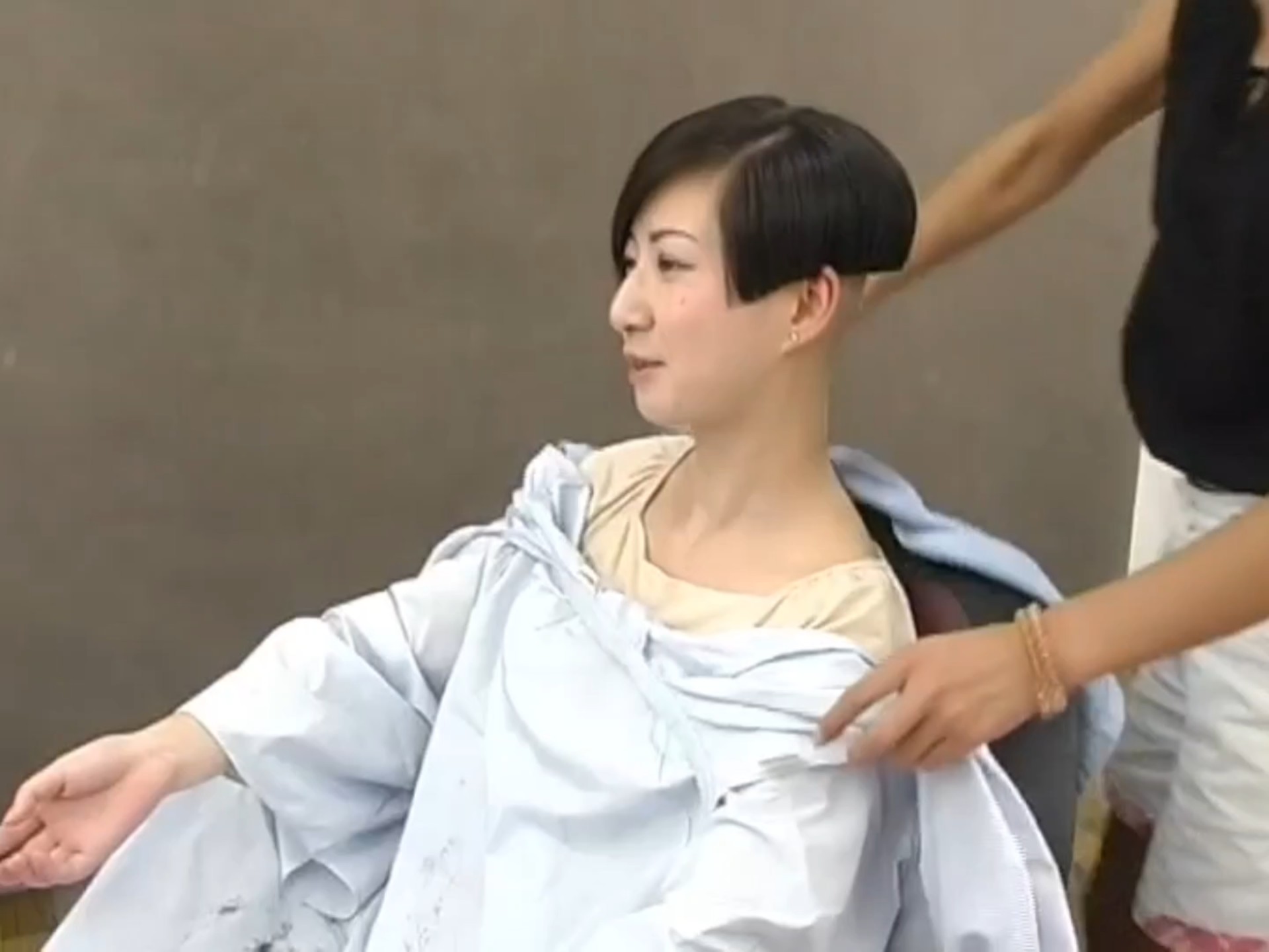 美女剃波波头不习惯剃光头刮光头