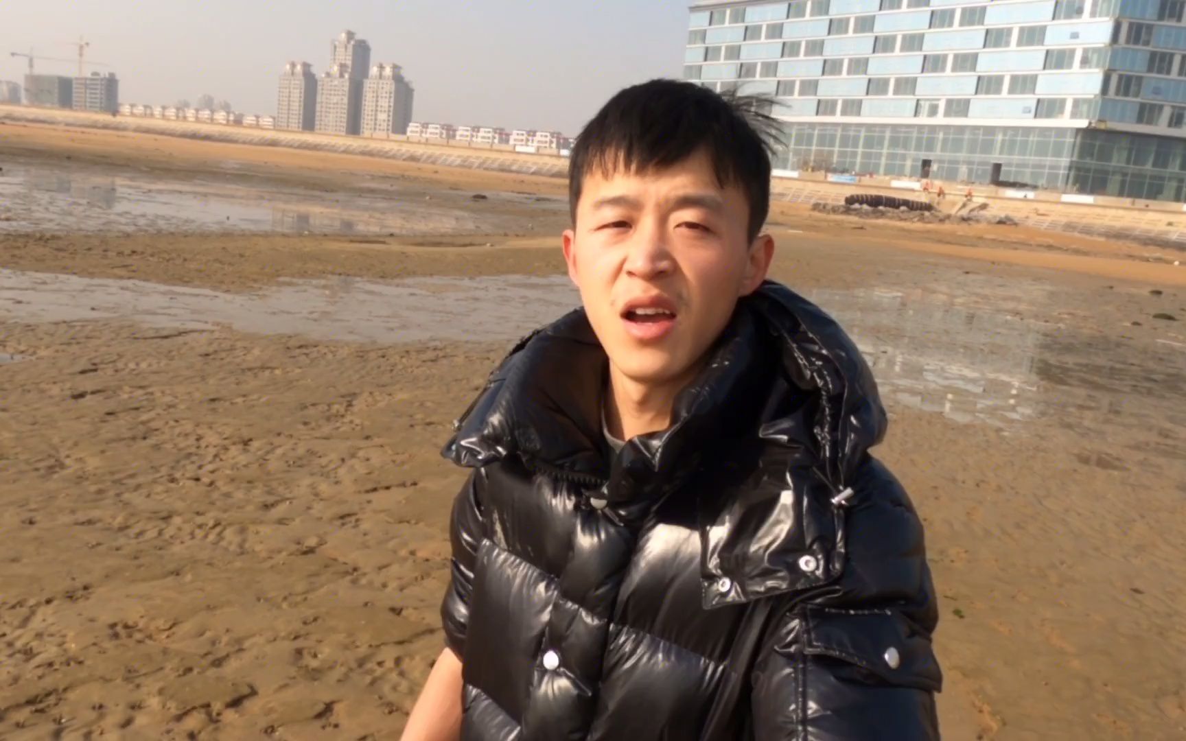 海鲜太大海鸥吃不下,大汉赶海运气太好了,一来就抓大货猫眼螺_哔哩