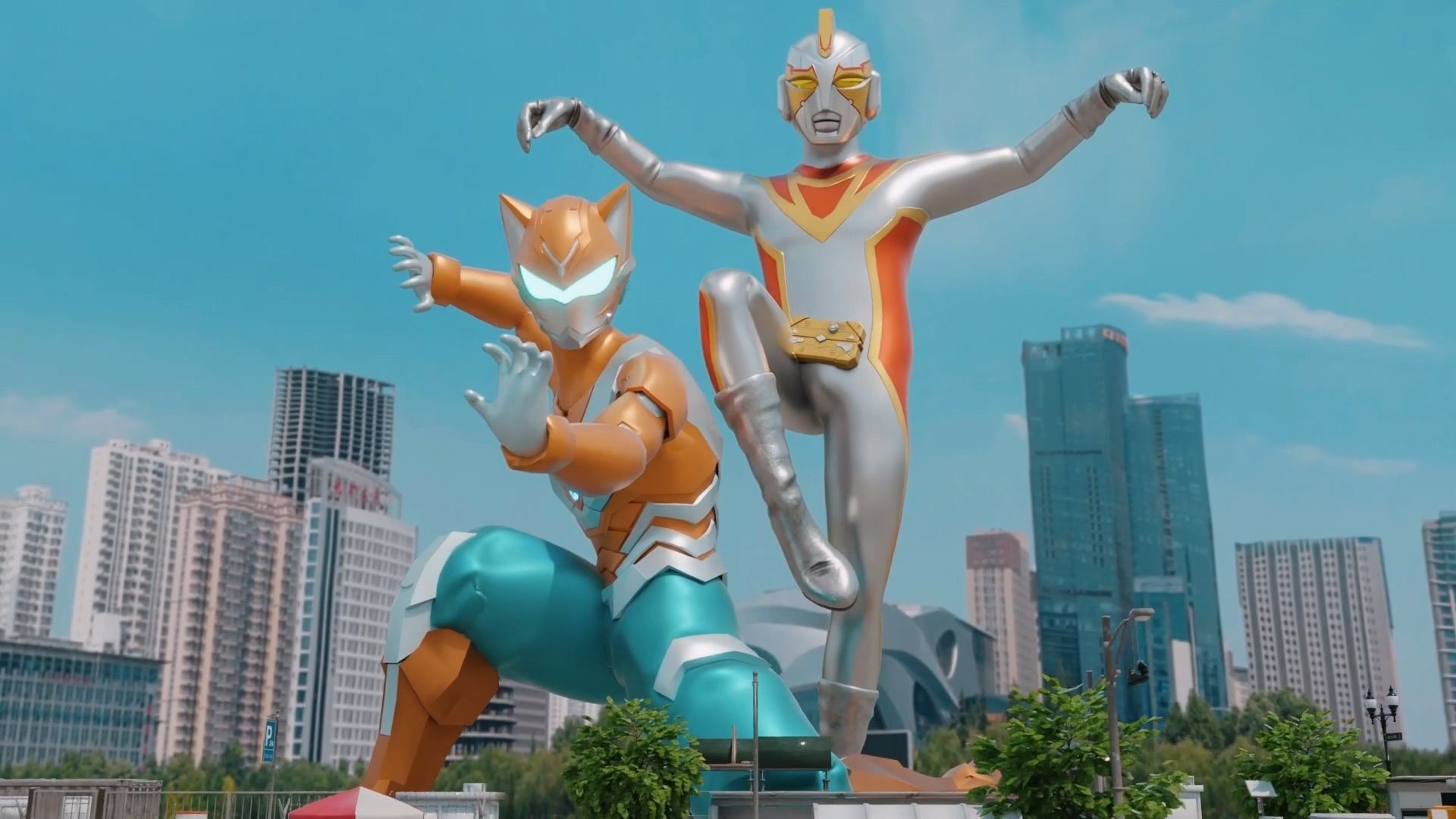 奶猫遇见金甲战士,一起打怪兽