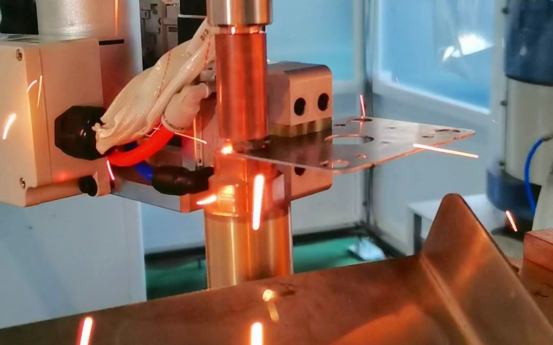 安嘉智能螺母凸焊工作站广泛应用汽车零部件螺母焊接,效率高!