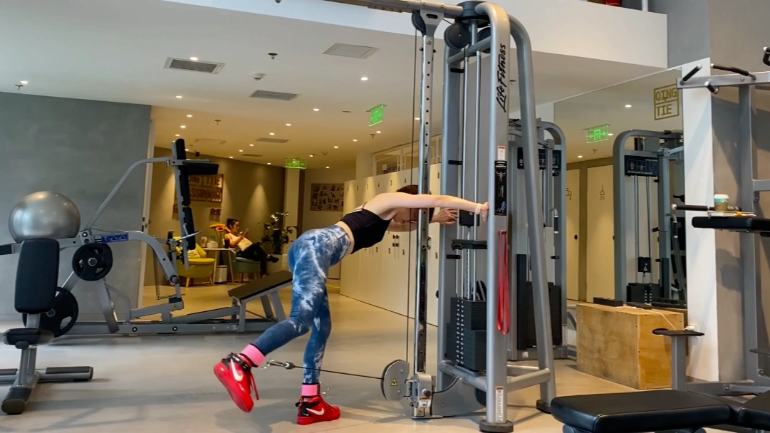 臀部训练动作分享:站姿俯身绳索后踢