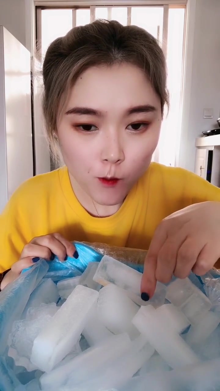 【吃冰】四宝的嘎嘣脆纯冰_哔哩哔哩 (゜-゜)つロ 干杯~-bilibili