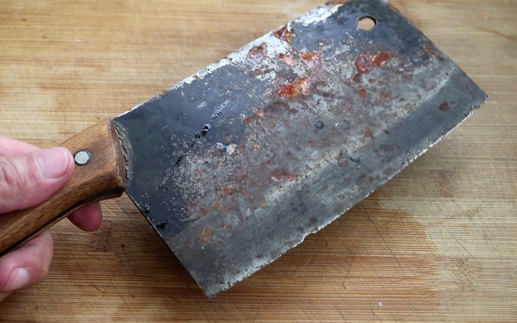 家里生锈菜刀别再扔了,大厨教你一招,铁锈没有还锋利,真实用