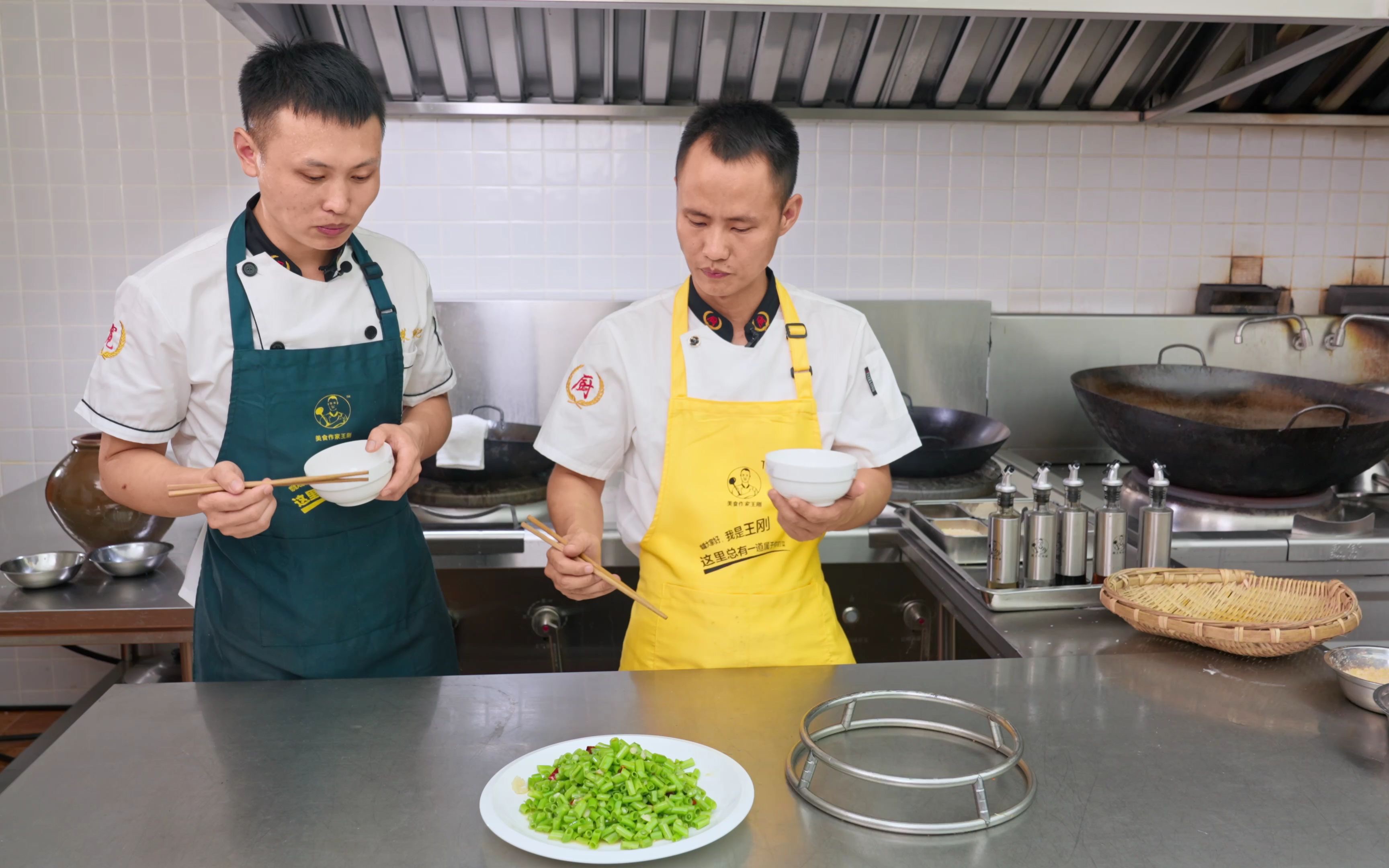 厨师长小技巧：“炒空心菜”，秘密武器让菜梗也能脆、绿、口感好-美食作家王刚R-美食作家王刚R-哔哩哔哩视频