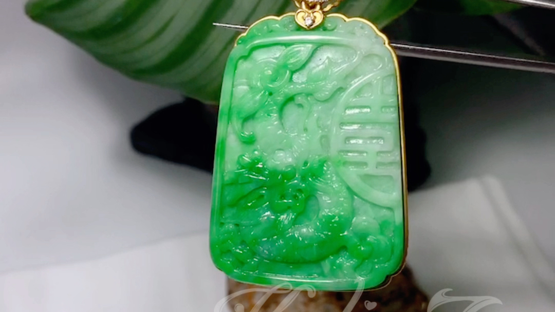 翡翠龙凤牌一对
