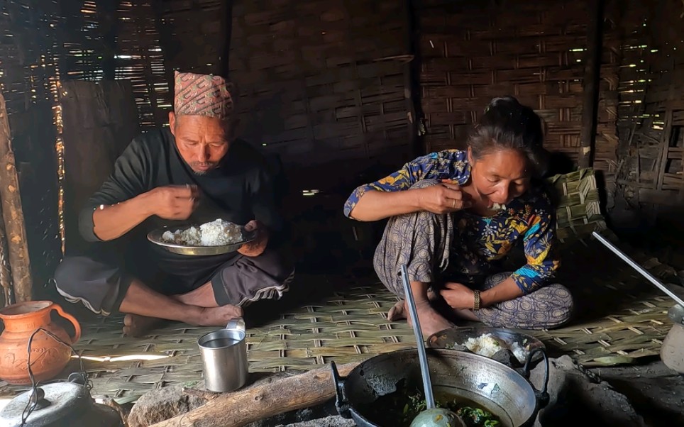 [图]丛林人在牛棚烹饪浅黄色干肉和蔬菜芥末咖喱┅尼泊尔村庄厨房