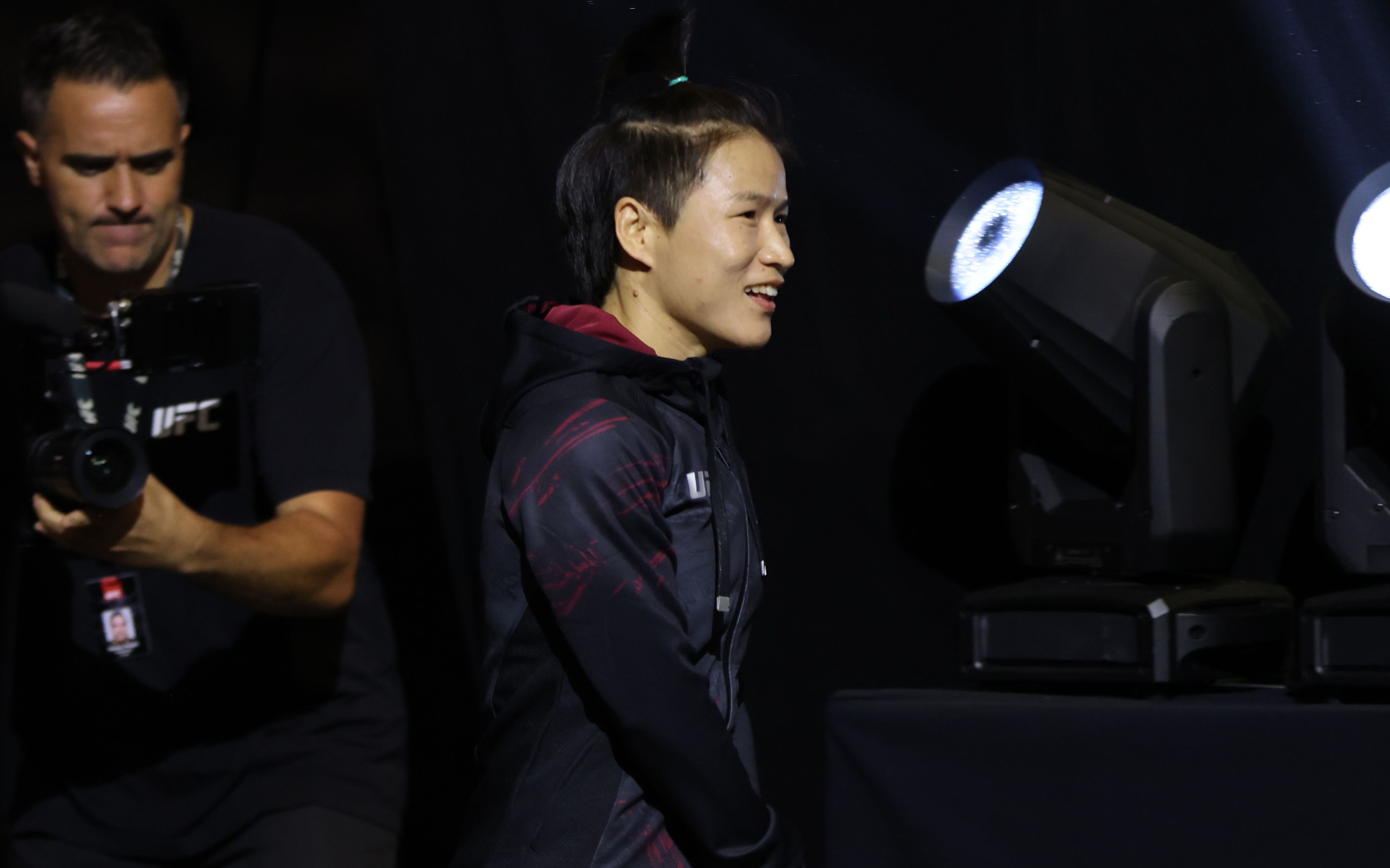 【ufc292】后场直击:张伟丽和莱莫斯在称重候场时的情况【独家视角】