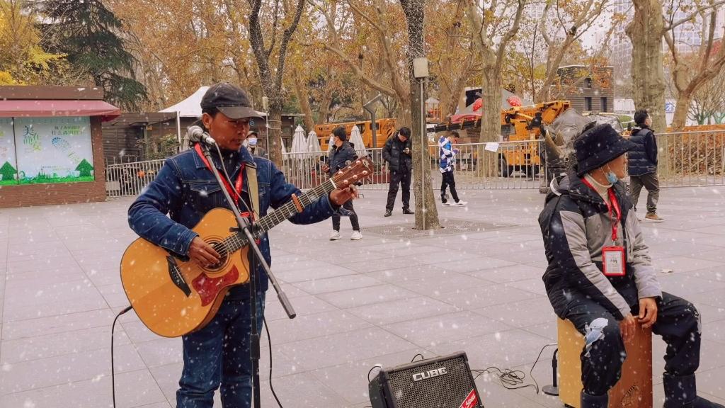 现场街头音乐翻唱一首最远的你是我最近的爱让寒冷的街头不在那么寒冷