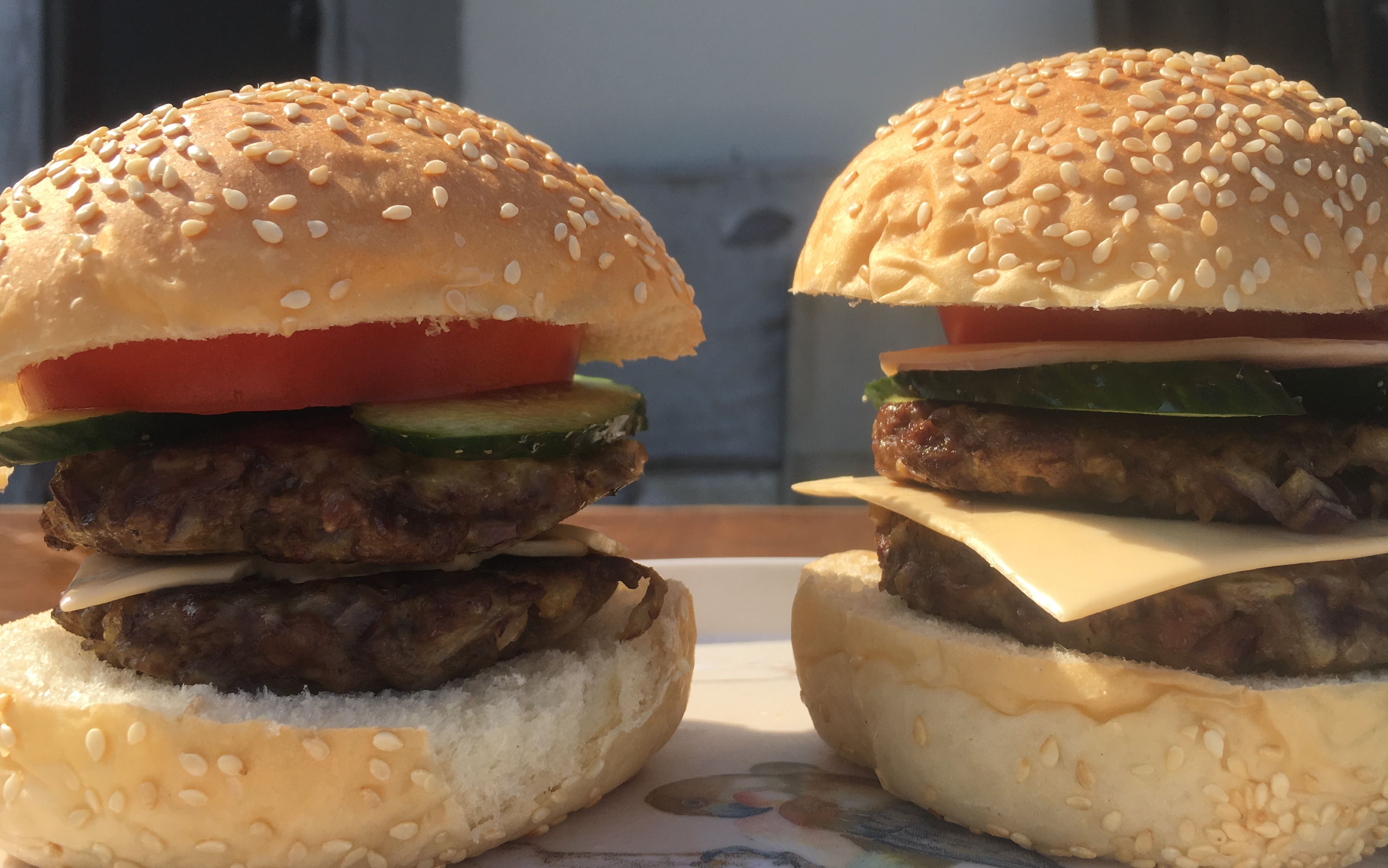 小武在家做双层芝士牛肉汉堡,做法简单,比肯德基的还好吃