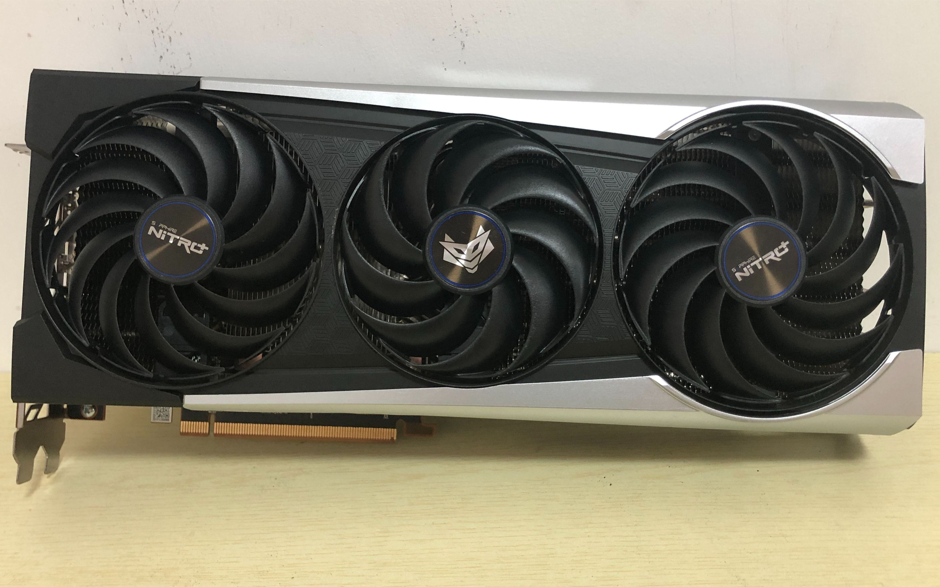 【新品嚐鮮】a卡的逆襲!藍寶石rx6800xt超白金的展示和簡單測試