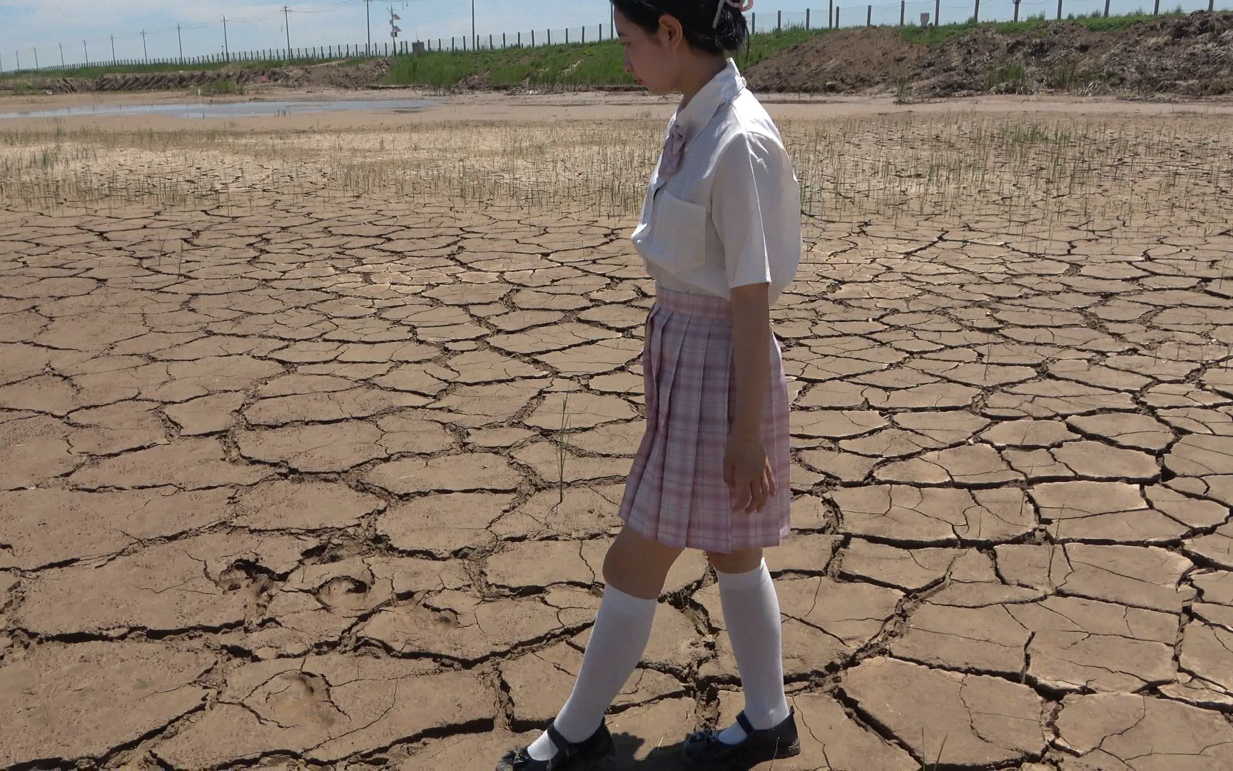 女生只穿袜子在泥地图片