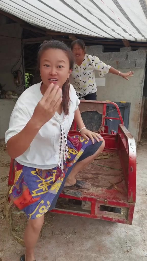 [图]没想到母女俩这么疯狂，我们来自湖南家住桑植县，家里是喂牛的，也非常荣幸，茫茫人海中你正好刷到我的作品，谢谢点点赞