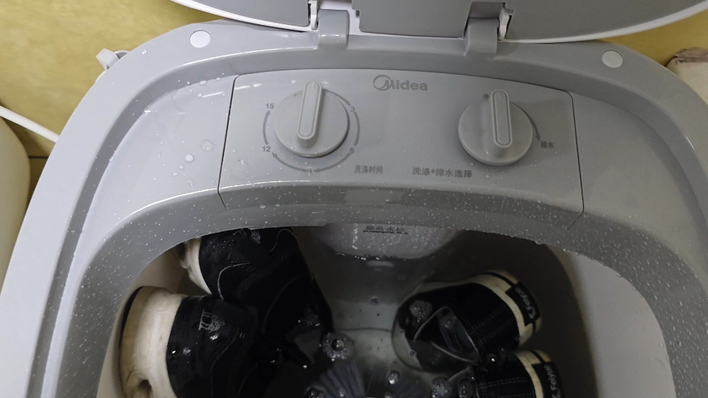 254.8元买的美的洗鞋机,还行,洗的挺干净
