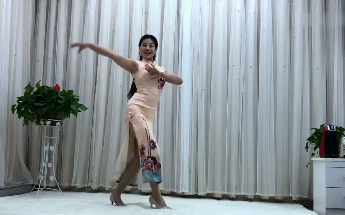 青青世界美女广场舞《幽兰情》