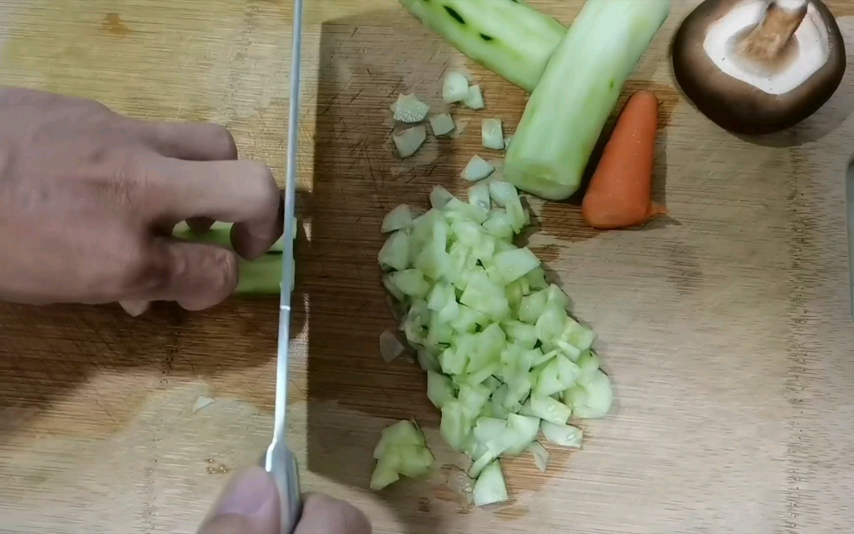 【坠落天空】教你怎么用直刀切刀法,快速切碎食材