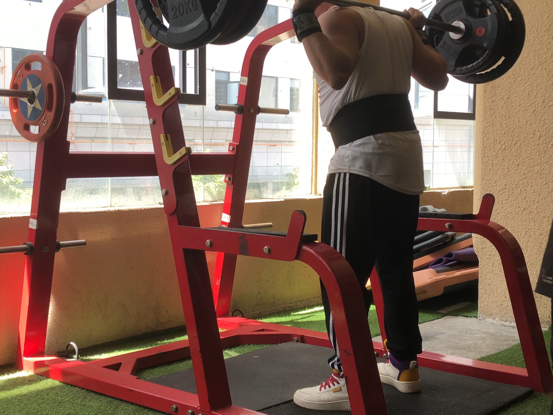 杠铃深蹲,你能蹲多少