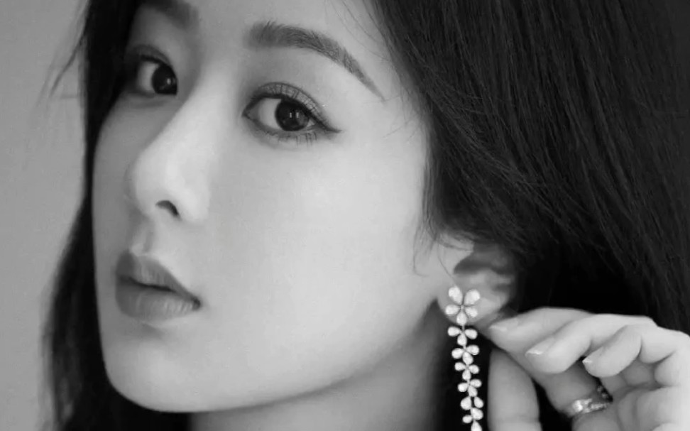 杨紫小花耳环#成熟,知性,美丽,大方,今天的杨紫太美了