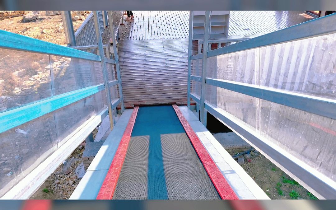 景区魔毯在一年四季都可正常使用,且魔毯可以根据场地特点,进行定制