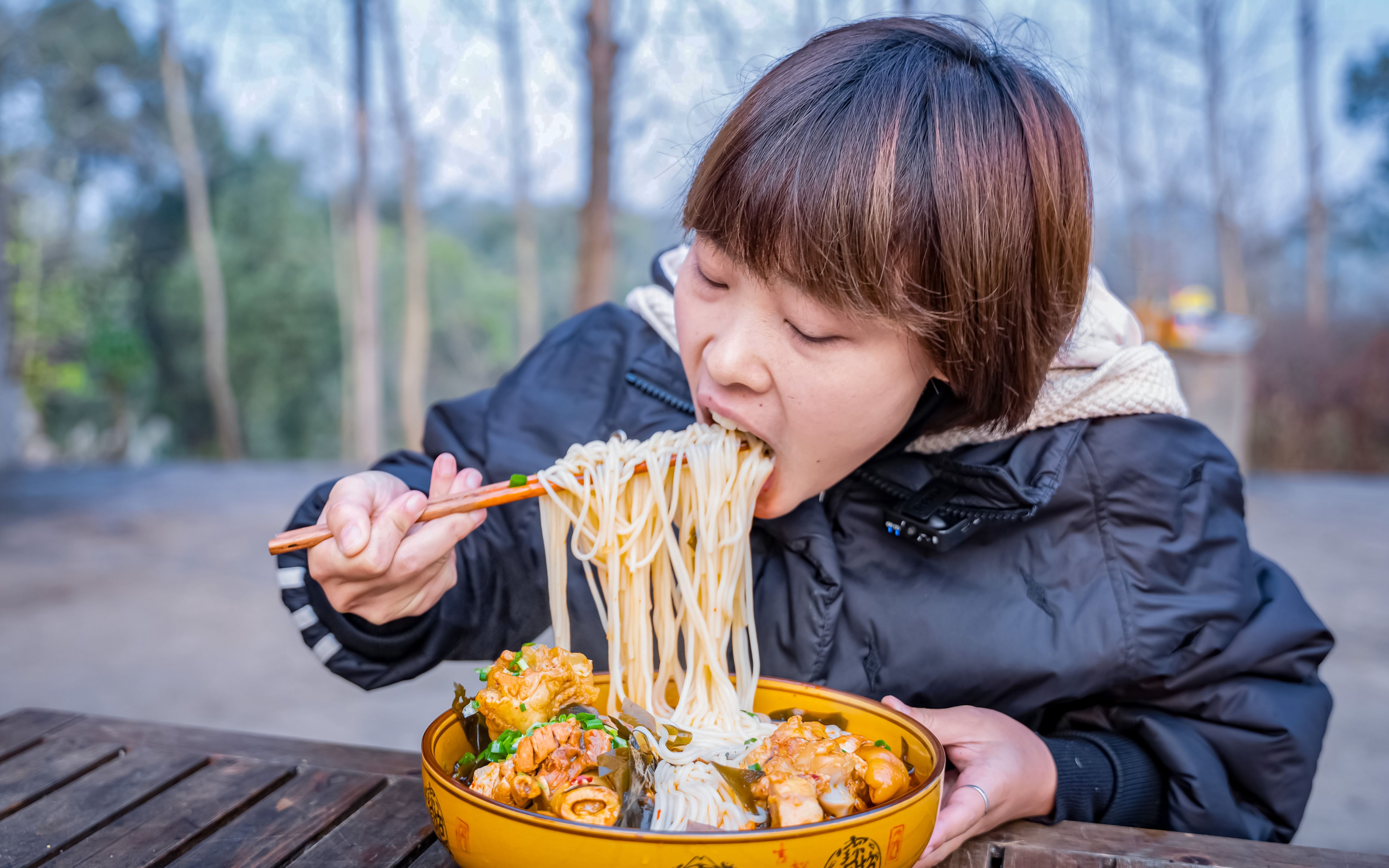 秋妹今天弄个猪蹄米线,q弹爽滑麻辣过瘾,大口吃肉大口嗦粉真爽_哔哩