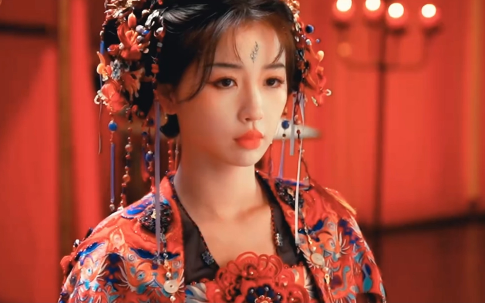 虞书欣新剧穿书文,刚穿越就要和男主入洞房,这搁谁谁不想逃,可是一逃