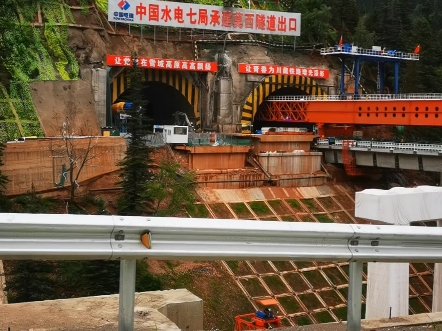 摩旅中国,川藏铁路白玉县火车站,离县城100公里,建在山谷间的高架桥上哔哩哔哩bilibili