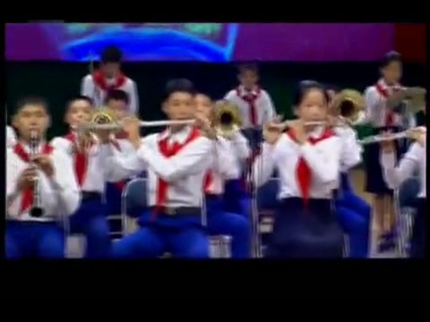 [图]朝鲜校园音乐：少年团旗帜高高飘扬(新义州市洞高级中学 2016）