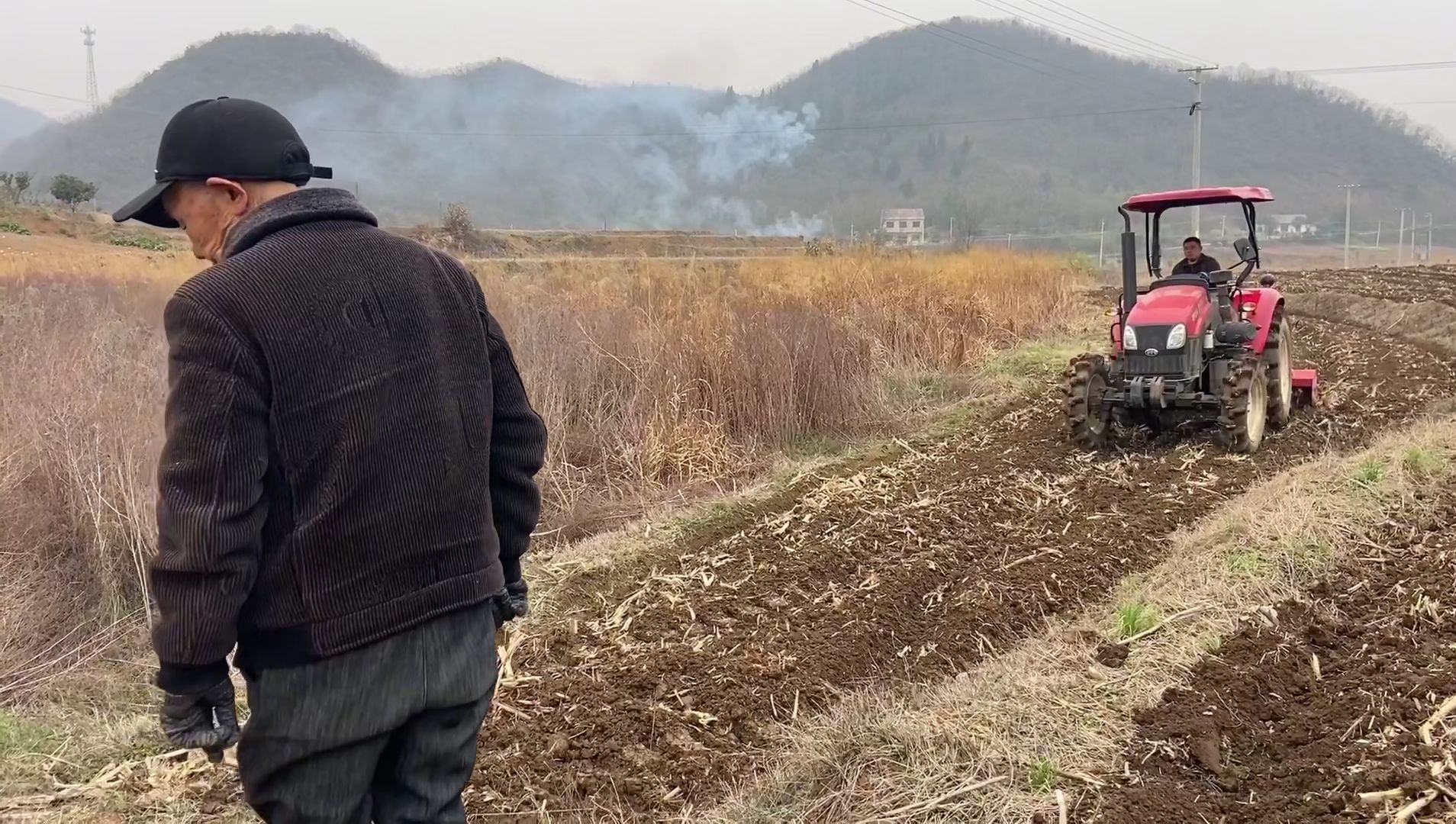 在农村开拖拉机耕地,一天毛收入能有多少,看完视频了解一下哔哩哔哩bilibili