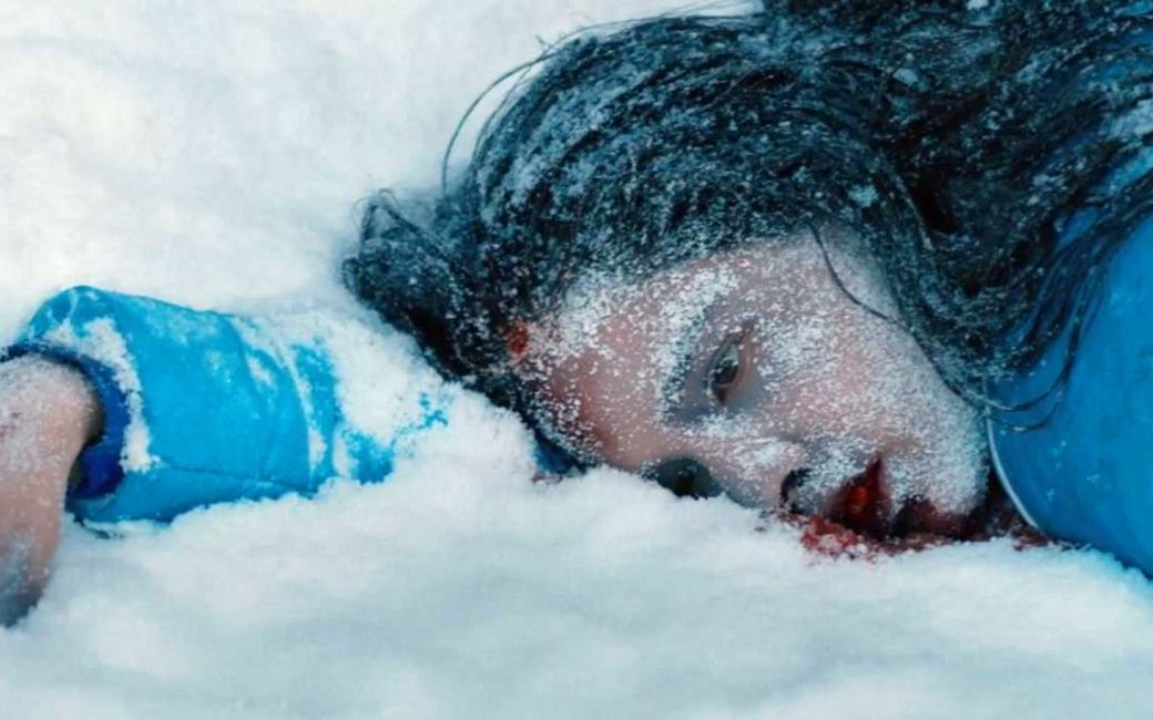 小儛少女深夜赤脚在雪地狂奔而死鹰眼联手绯红女巫追查真凶猎凶风河谷