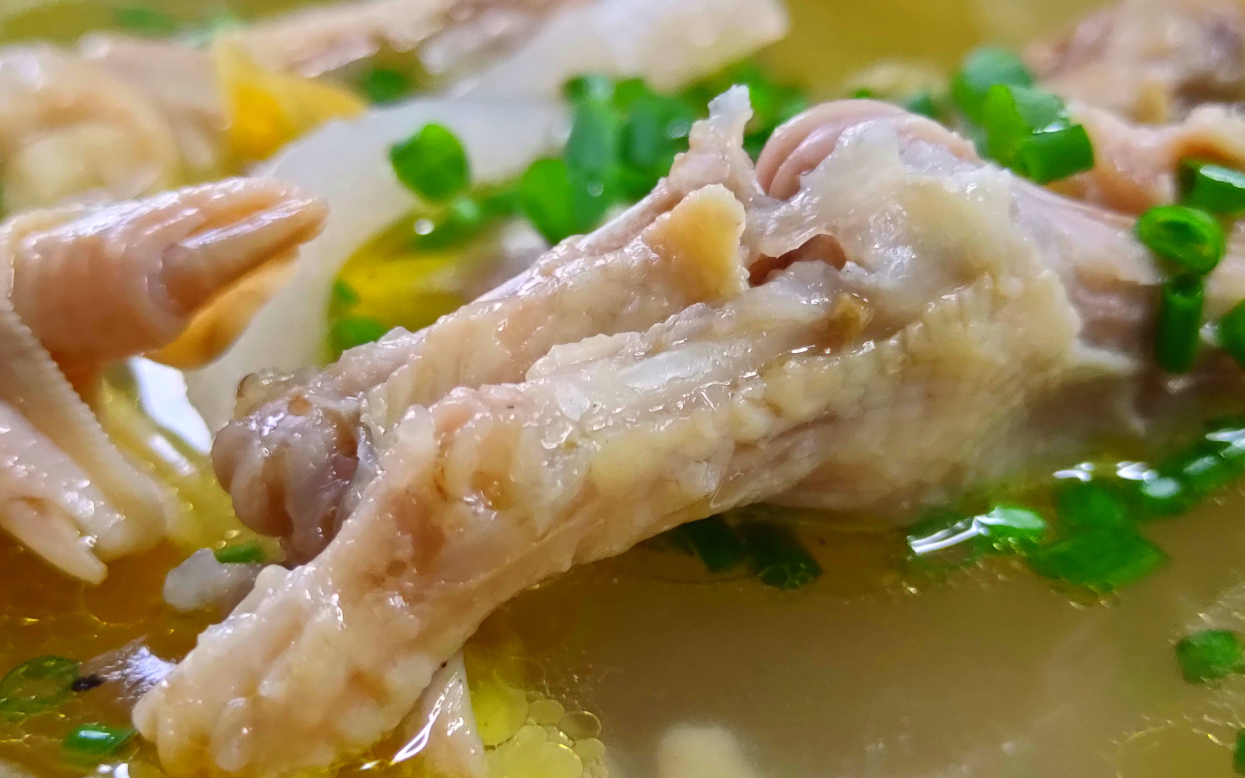 鸭掌配上老坛酸萝卜炖汤巴适惨了,鸭掌软烂,酸汤美味,营养开胃_哔哩