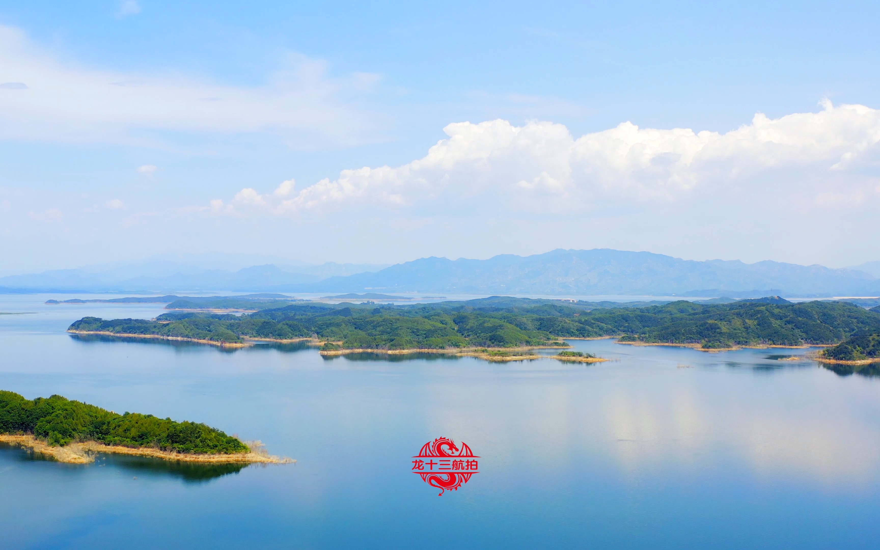航拍北京最大的水库,密云水库.画面纯净唯美.有种到了西部的感觉