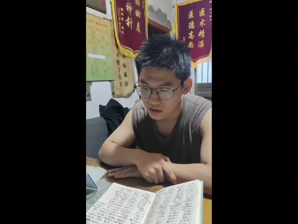 玉不琢不成器,人不学不知义,树不修不成型.古法师承,言传身教.经过一年的捶打磨练弟子刘明洋也逐渐步入正轨,今日背诵汤头歌决额外掺入方剂共计...