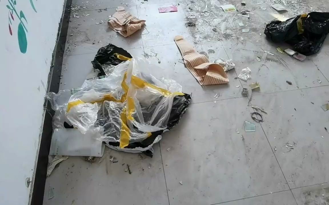 拆迁房探秘房间内丢弃了大量衣物,看看还在房间里找到了什么物品