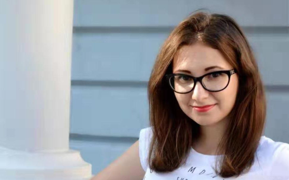 俄罗斯教主那一晚眼镜妹哭了