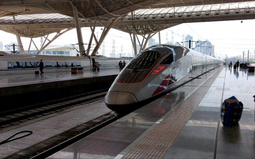 复兴号cr400af慢慢提速驶出广州南站