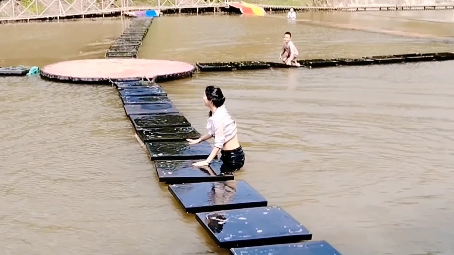 太刺激,太搞笑,美女挑战轻功水上漂