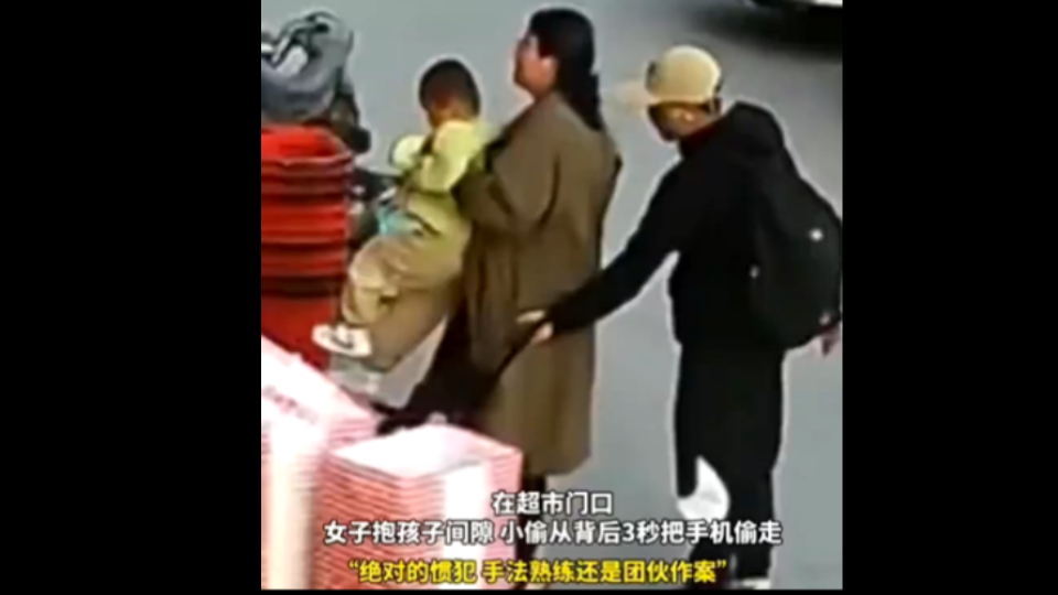 小偷从背后偷女子手机,只需要3秒钟