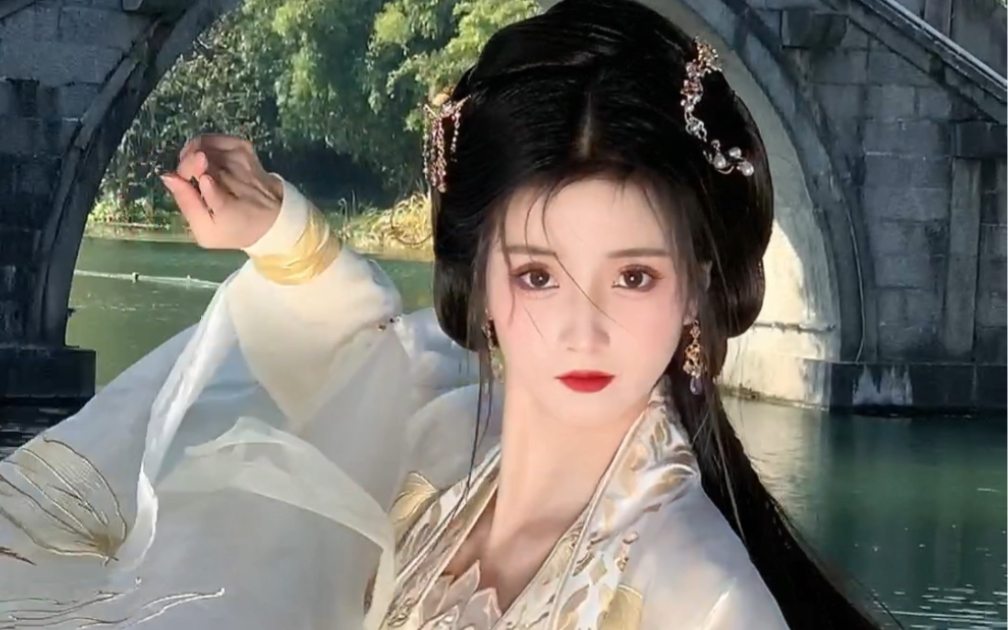 满堂花醉三千客,一剑霜寒十四州