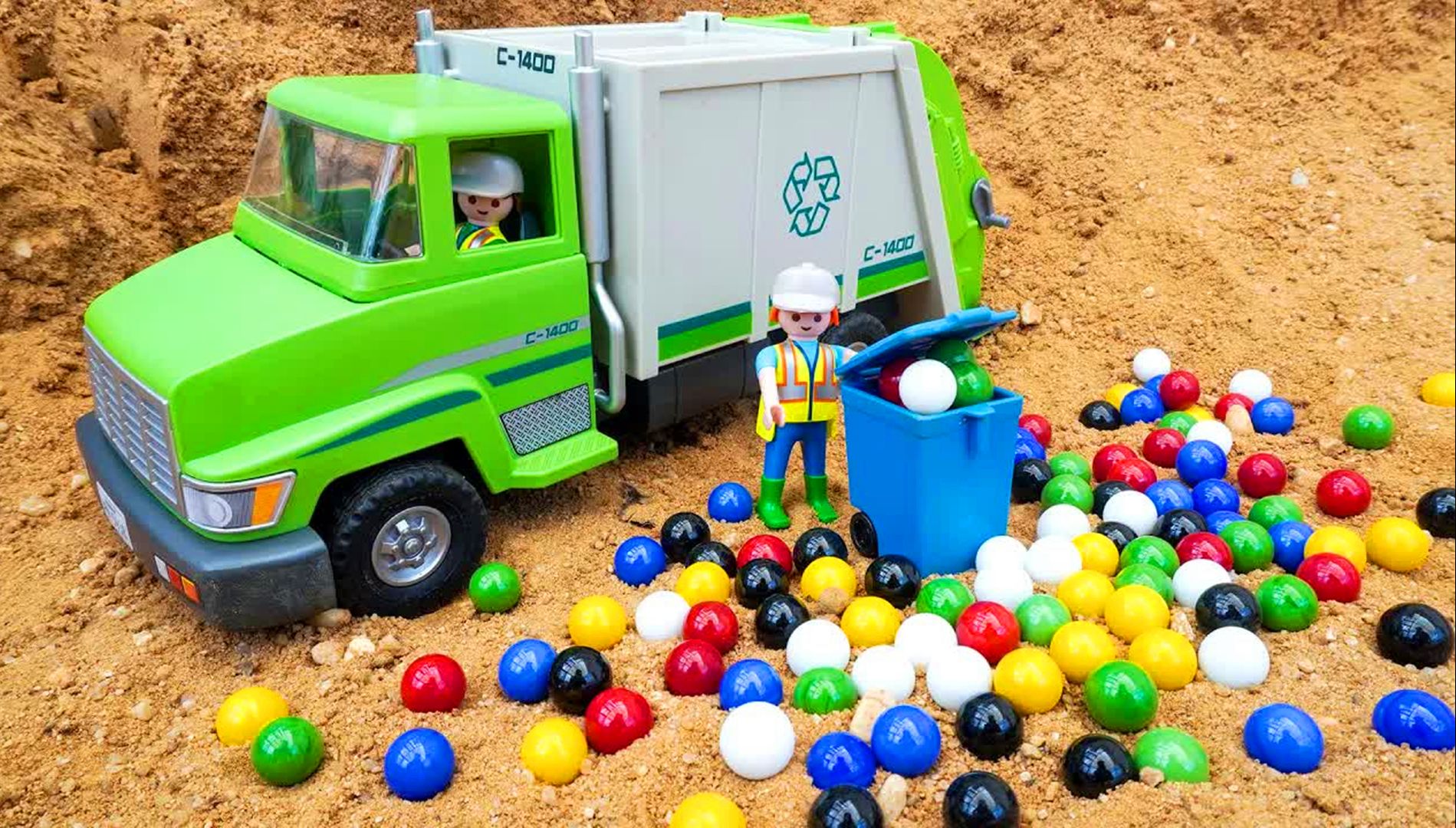 儿童玩具车表演:手工diy组装环卫车,环卫车清理工地垃圾!