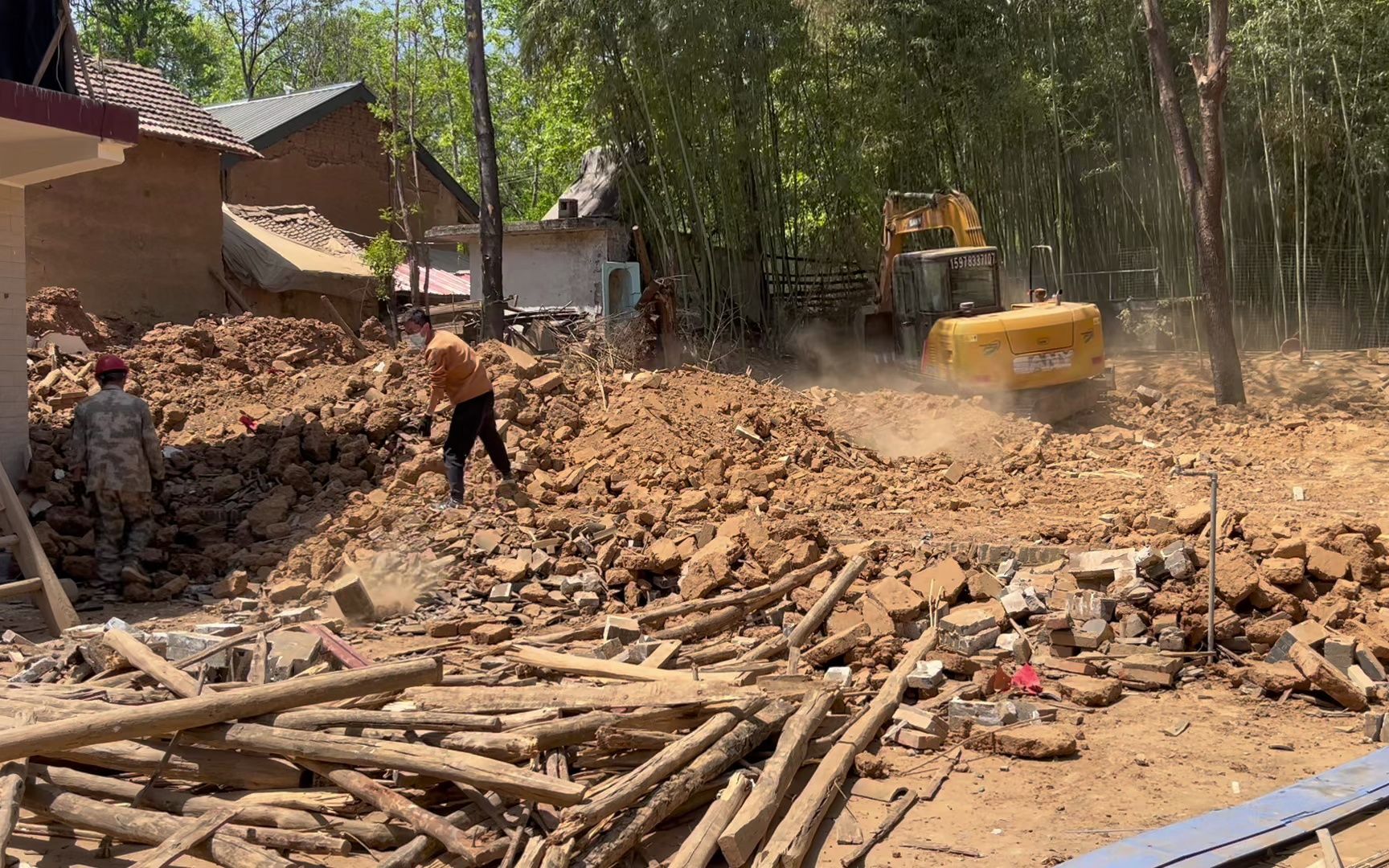 一天时间拆房子,运土地基平整全部搞定,还是的人多啊