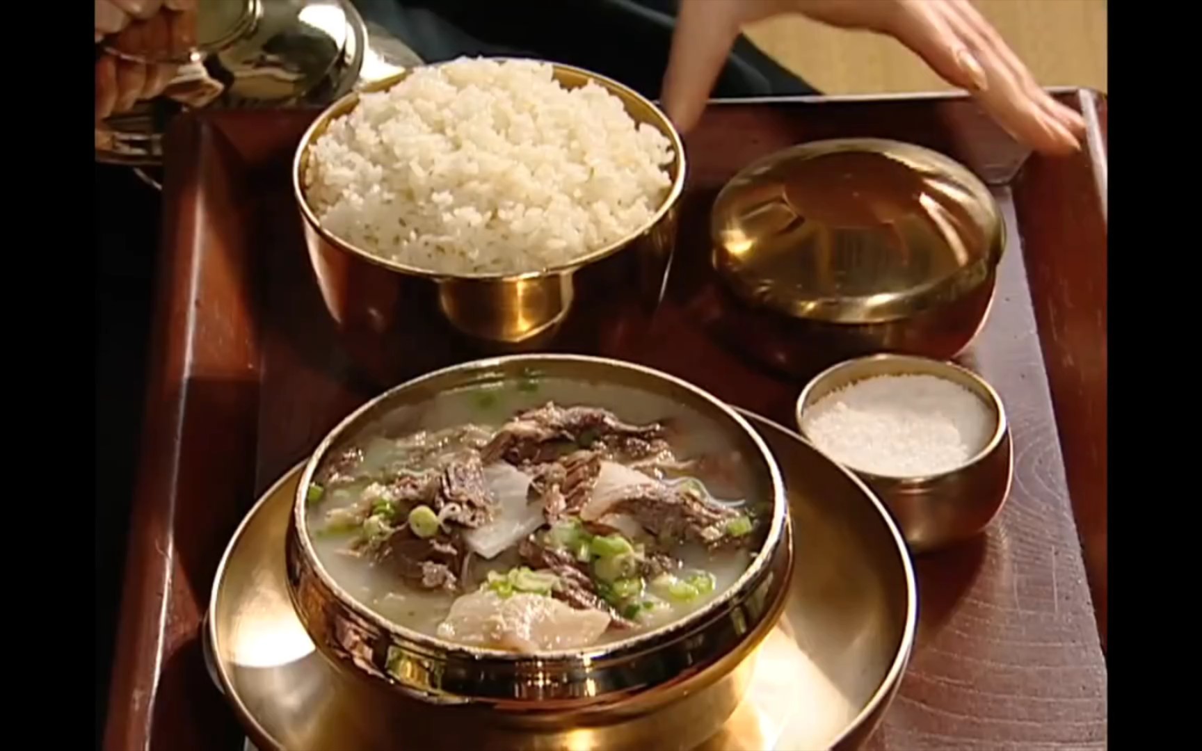 [大长今]美食合集第12弹-今英的紫菜包饭,韩尚宫和崔尚宫的牛骨炖汤