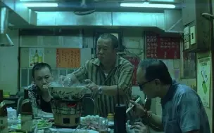 Télécharger la video: 如何把饭吃出江湖的味道？四个黑帮老大在吃饭，曾志伟加入饭局后马上扭转局势