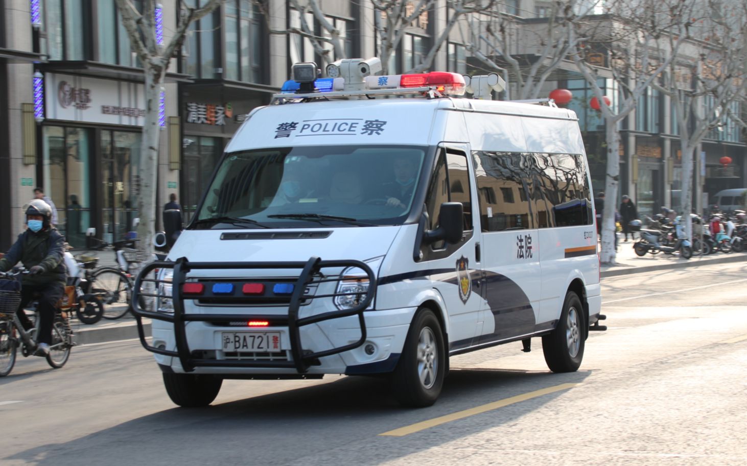 【上海法院】一中院全顺警车鸣笛逆行紧急通过路口